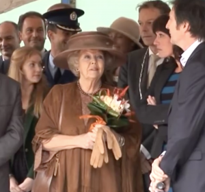 <span>Lab3 ontmoet koningin Beatrix</span><i>→</i>
