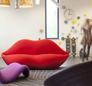 <span>HMC</span><i>→</i>